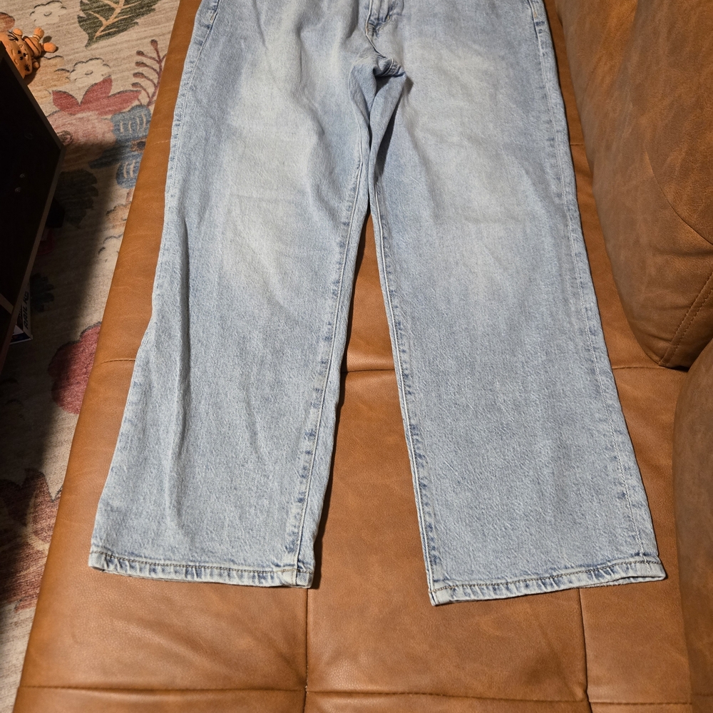 Aeropostale Women's Light Blue Cropped Jeans